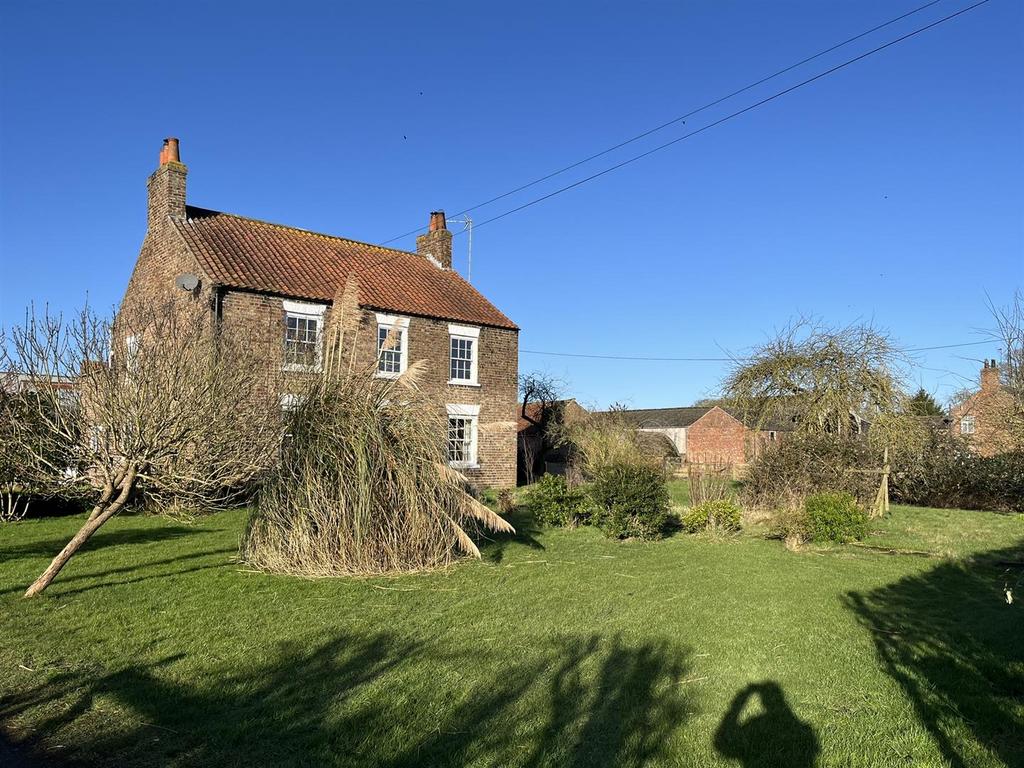 Village Farmhouse, Scrayingham 5 bed house £1,850 pcm (£427 pw)