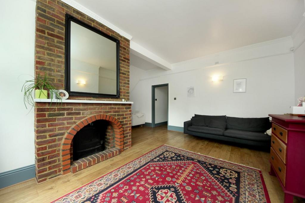 Argyle Road, W13 3 bed flat for sale £600,000