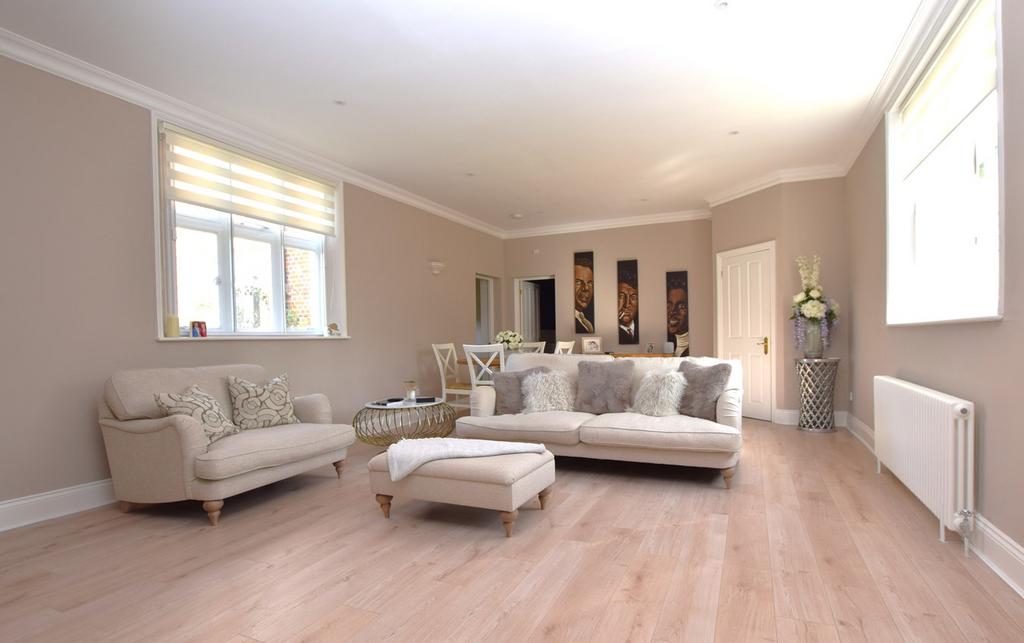 Grey Lady Place, Billericay, CM11 2 bed apartment for sale £450,000