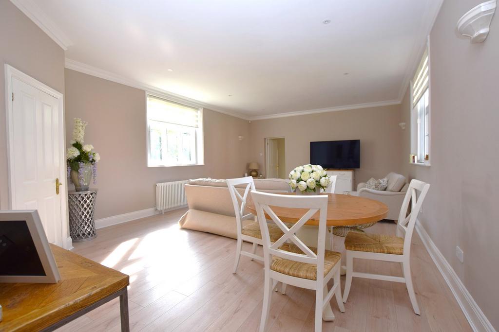 Grey Lady Place, Billericay, CM11 2 bed apartment for sale £450,000
