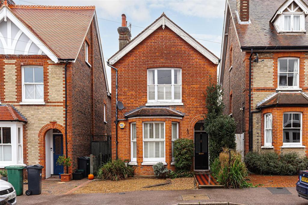 Deerings Road, Reigate DETATCHED HOUSE 3 bed detached house £2,750 pcm (£635 pw)