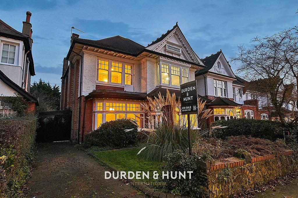 Kings Avenue, Woodford Green, IG8 5 bed detached house for sale £