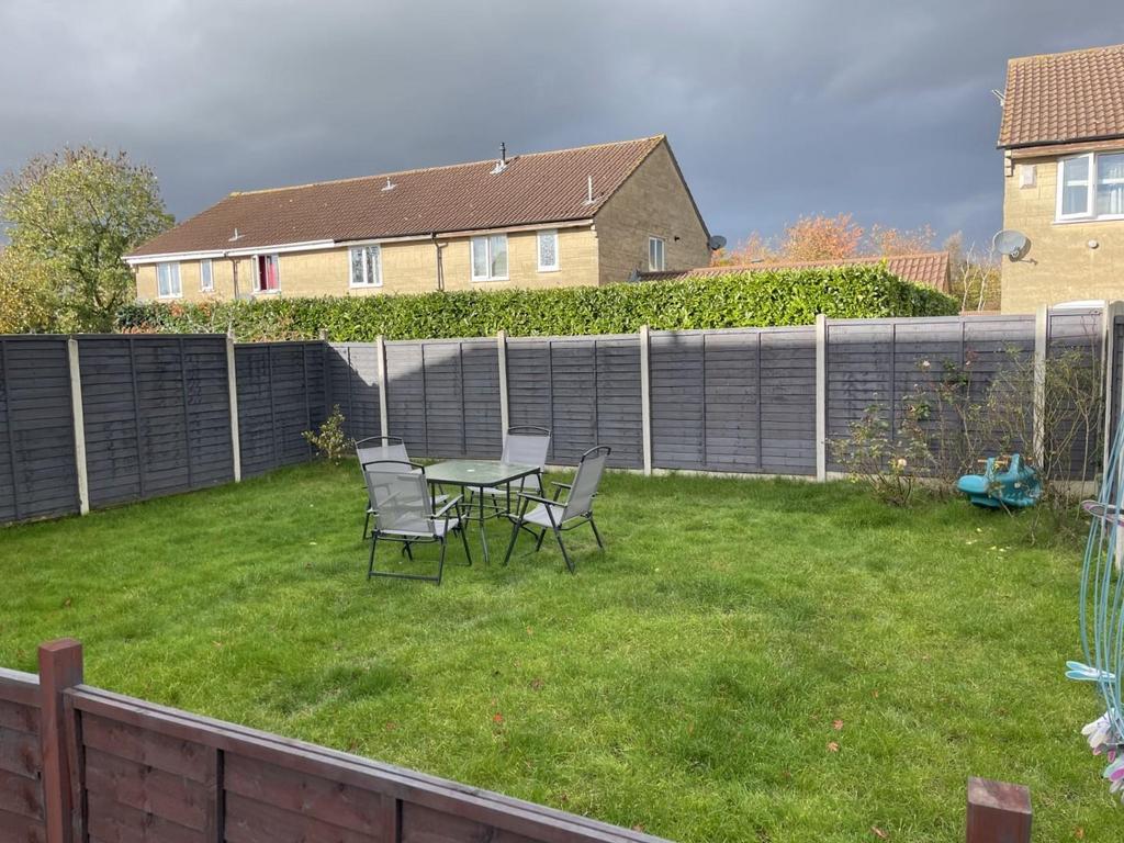 35 York Close 2 garden 1.jpg