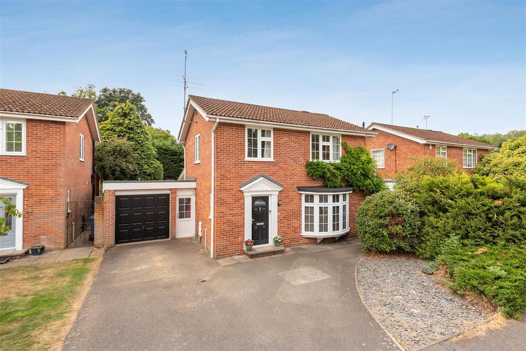 Dorian Drive, Ascot 4 bed detached house for sale £775,000