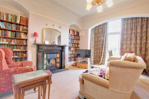 19 Esplanade, Hornsea, HU18 1NQ