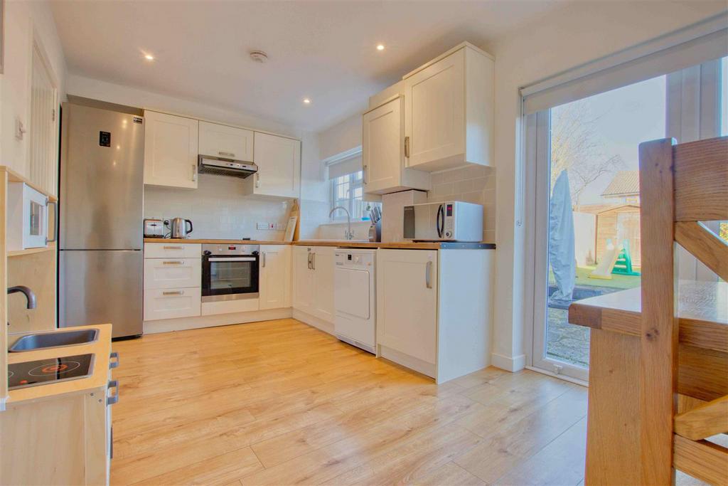 Milton Drive, Borehamwood 3 bed terraced house £2,000 pcm (£462 pw)