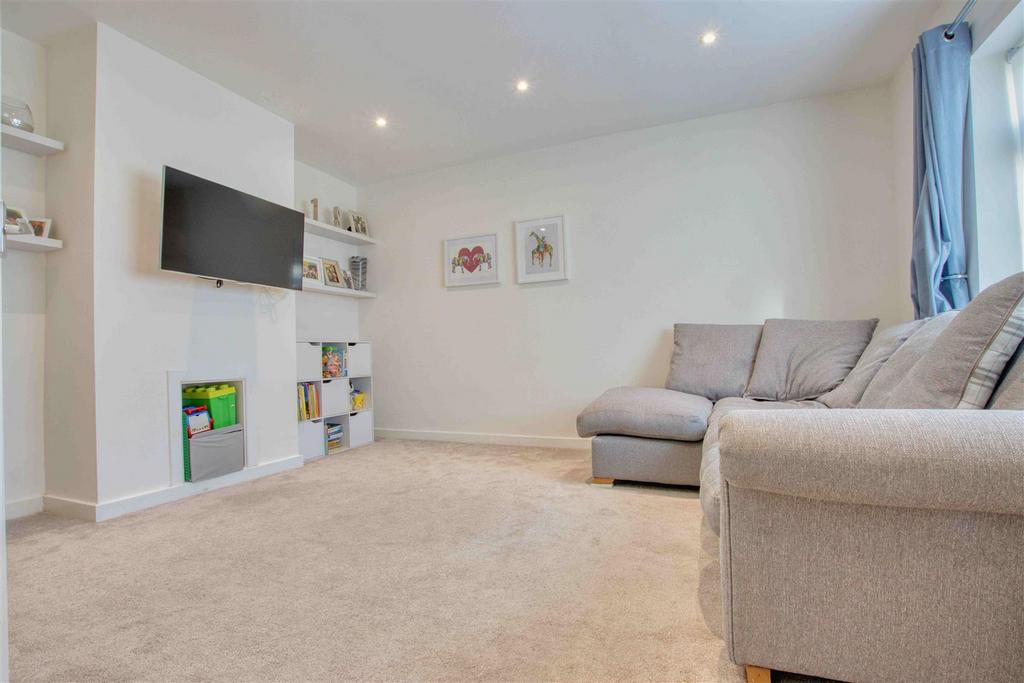 Milton Drive, Borehamwood 3 bed terraced house £2,000 pcm (£462 pw)