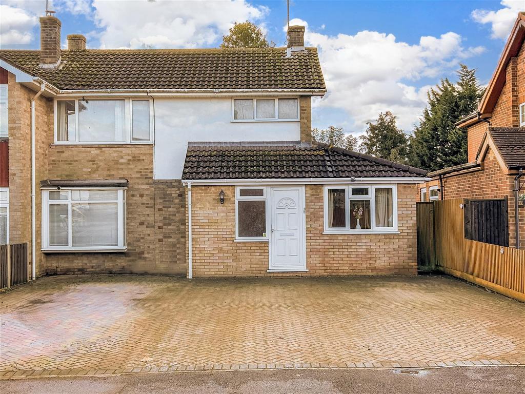 Robins Close, Lenham, Maidstone, Kent 4 bed semidetached house for