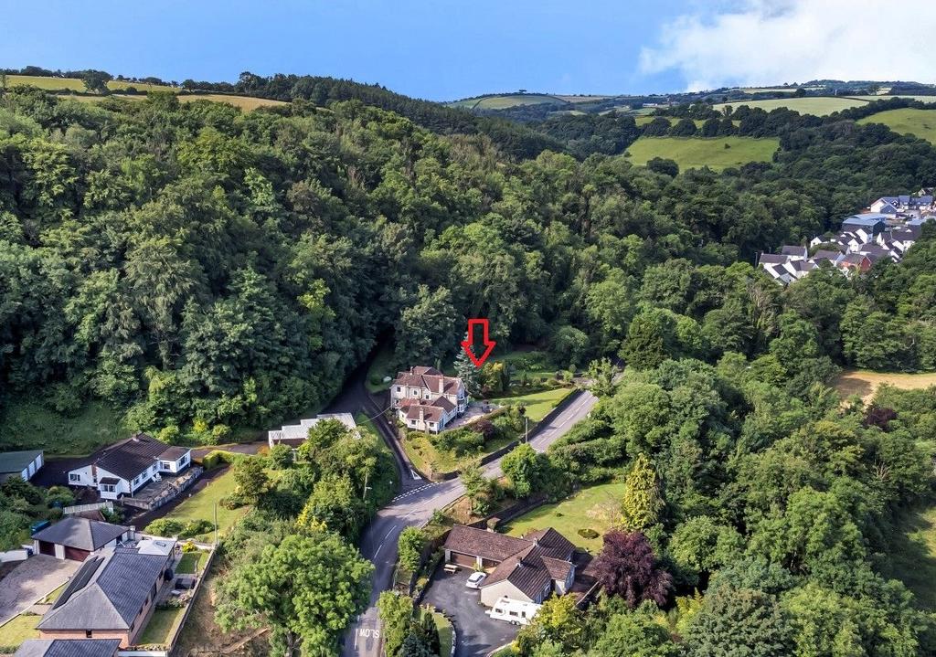 Tiverton Road, Bampton, Tiverton, Devon, EX16 4 bed detached house for