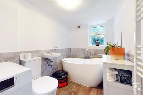 18 Dagnall Park, London, SE25 5PL