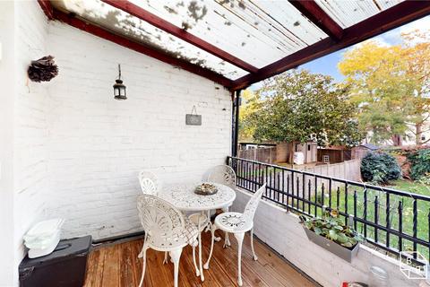 18 Dagnall Park, London, SE25 5PL
