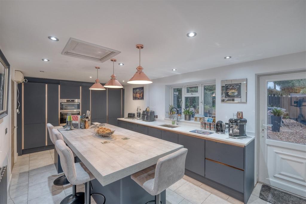 Birmingham Road, Marlbrook, Bromsgrove, B61 0HS 3 bed detached house for sale £475,000