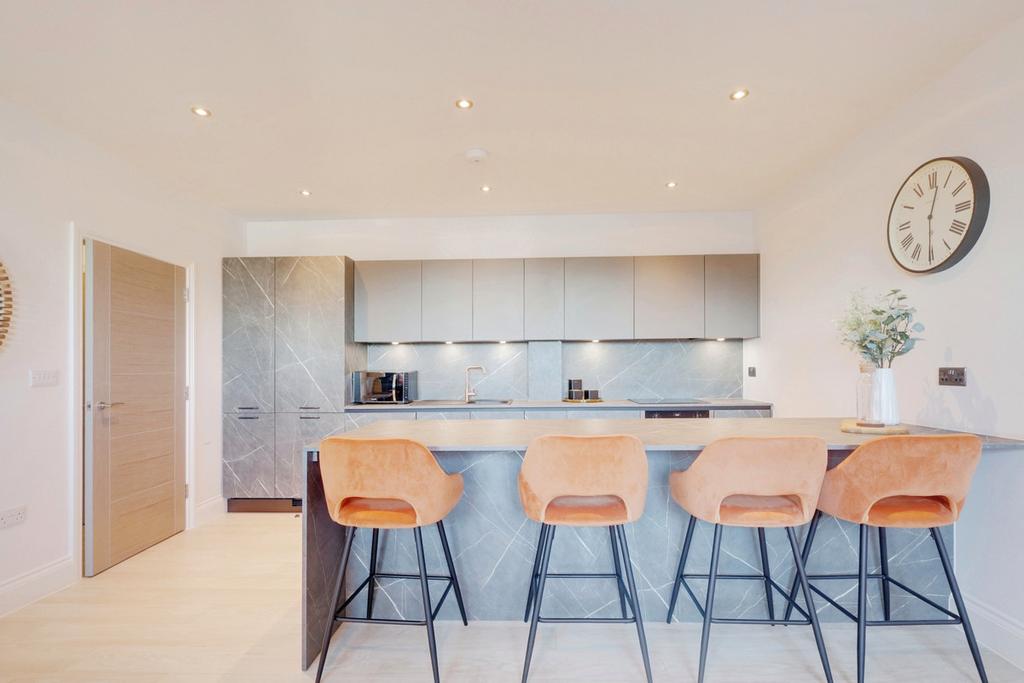 Station Road, Leighonsea, SS9 2 bed apartment for sale £350,000
