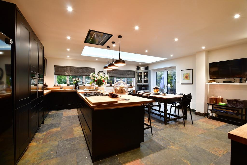 Kitchen/ Dining Room