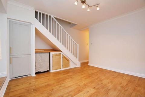 4 bedroom terraced house to rent, Trinity Street, Salisbury