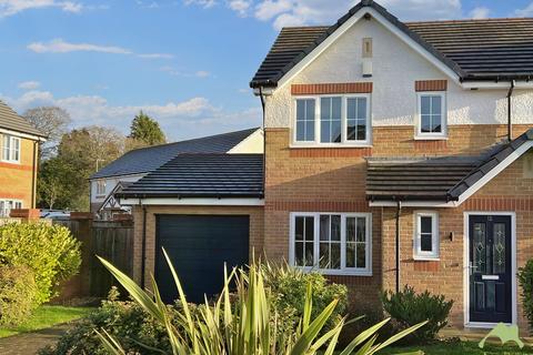 3 bedroom semi-detached house to rent, Hampshire Avenue, Bowgreave, Preston