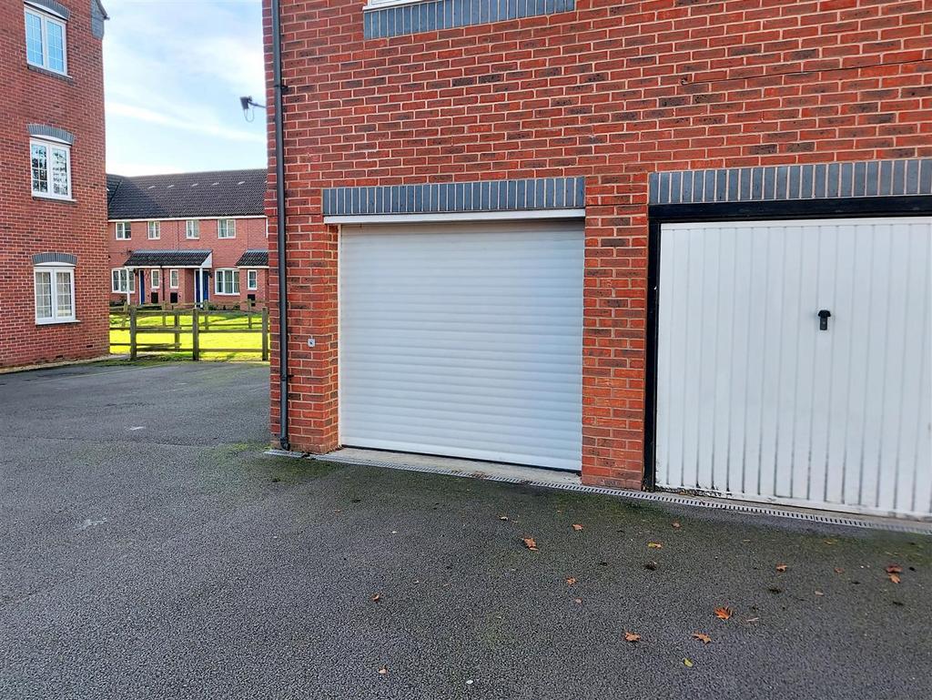 Garage & Parking