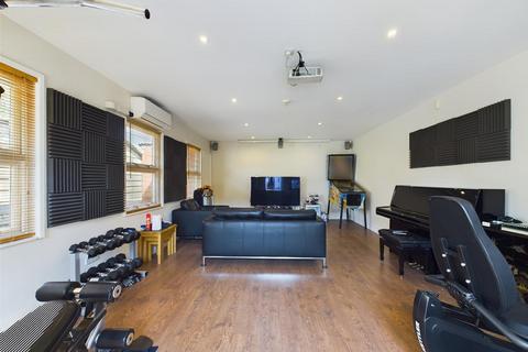 3 Appledore Avenue, Ruislip, HA4 0UT
