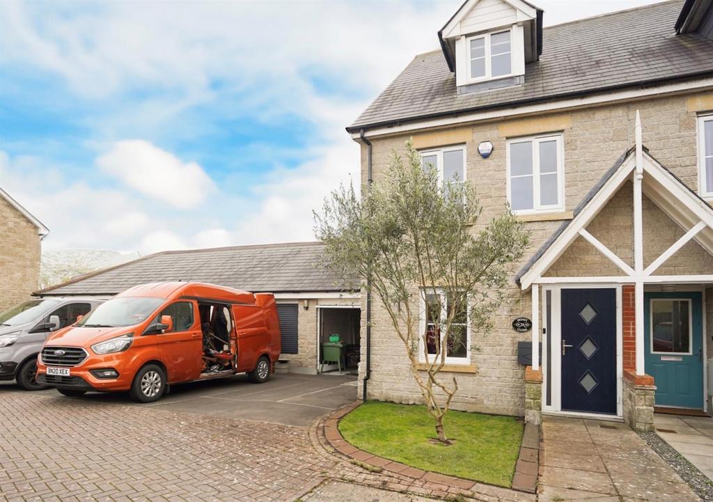 Honey Close, Bideford 3 bed end of terrace house £995 pcm (£230 pw)