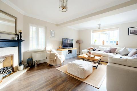 16 Allen Way, Springfield, Chelmsford, CM2 6GF