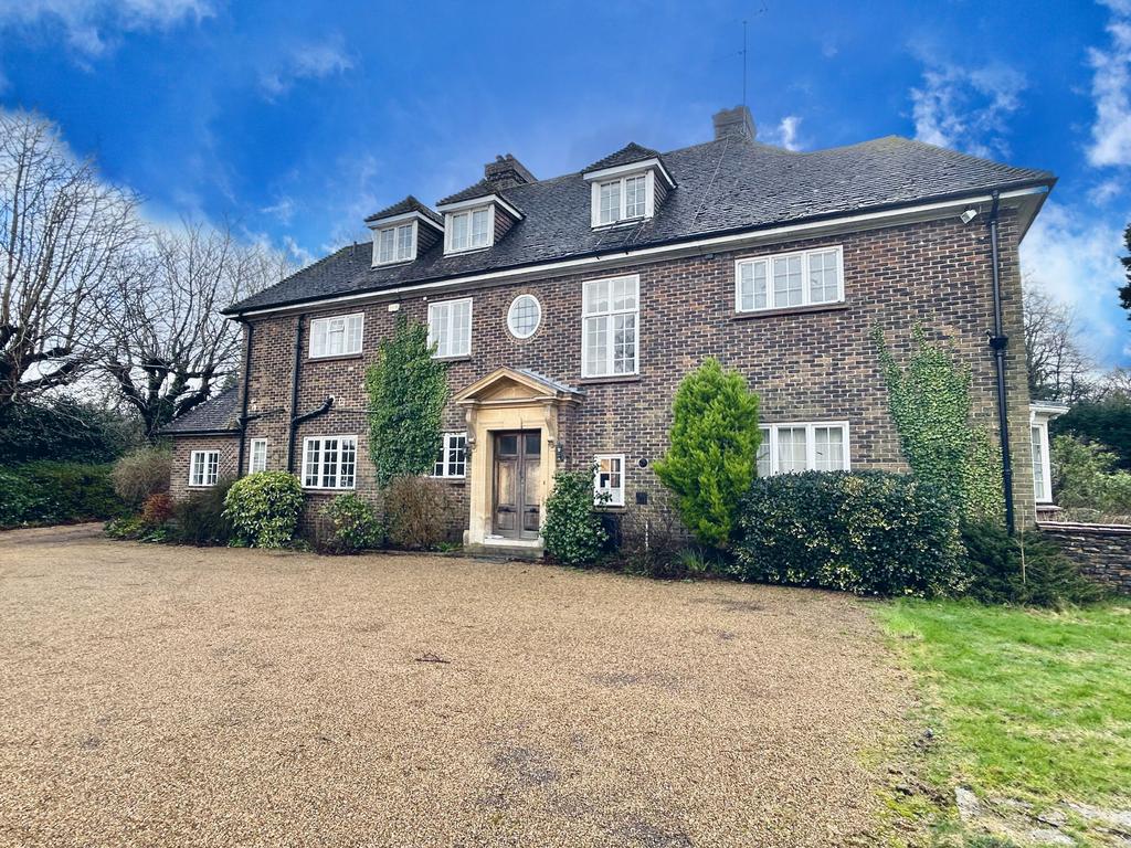 Great Austins, Farnham 5 bed detached house £4,250 pcm (£981 pw)