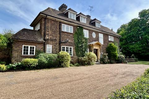 5 bedroom detached house to rent, Great Austins, Farnham