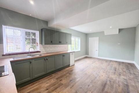 5 bedroom detached house to rent, Great Austins, Farnham