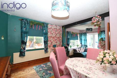 3 bedroom semi-detached house for sale - Trinity Road, Icknield, Luton, Bedfordshire, LU3 2LP