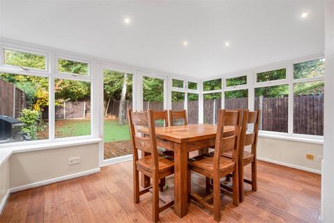 28 Newark Road, Windlesham, GU20 6NE