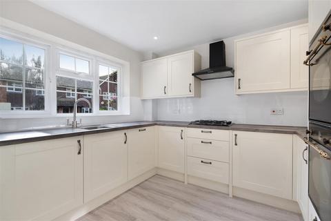 28 Newark Road, Windlesham, GU20 6NE