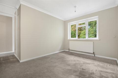 28 Newark Road, Windlesham, GU20 6NE