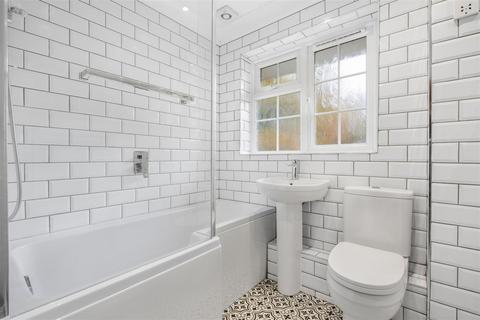 28 Newark Road, Windlesham, GU20 6NE