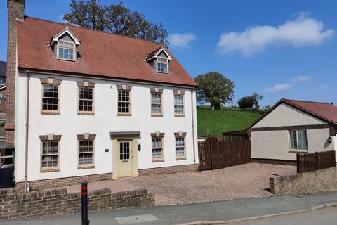 2 Ffordd Spoonley, Llansantffraid, SY22 6FB
