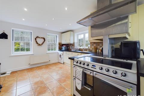 2 Ffordd Spoonley, Llansantffraid, SY22 6FB