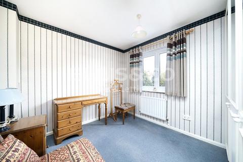 4 Burnham Close, London, NW7 2SE
