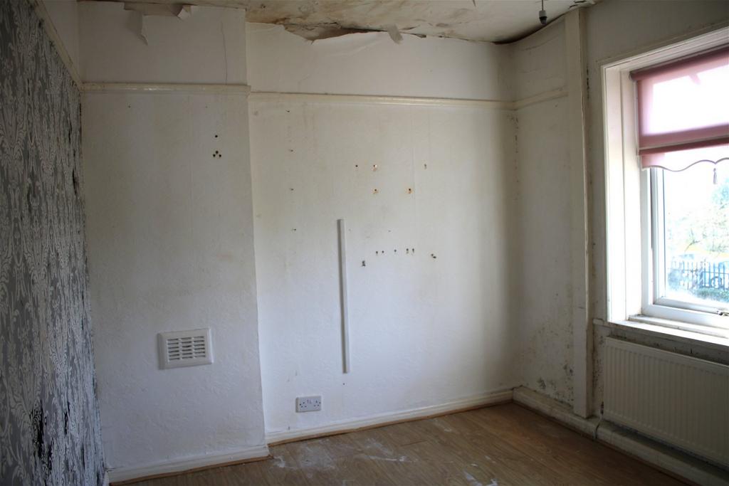 115 Page Moss Lane bedroom 2 1694185822920.jpg