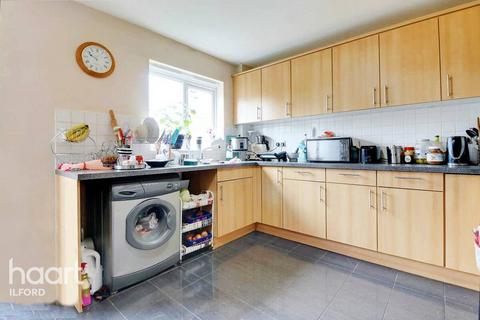 4 bedroom townhouse for sale - Blackthorn Road, Ilford