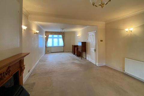 2 bedroom bungalow for sale - 102 Ardwell Avenue, Ilford, Essex, IG6 1AP