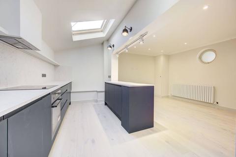 10b Salisbury Mews, London, SW6 7DS
