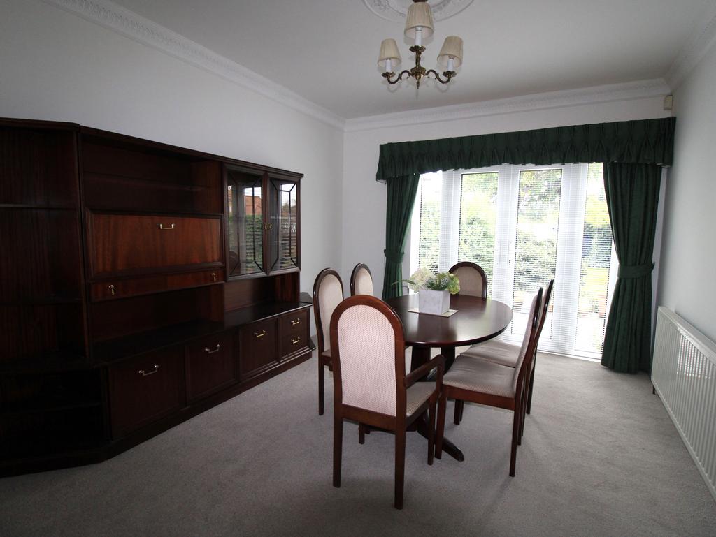 Brackendale Gardens, Upminster RM14 3 bed semidetached bungalow for