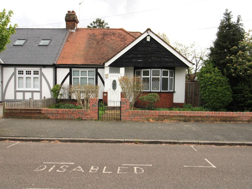 Brackendale Gardens, Upminster RM14 3 bed semidetached bungalow for