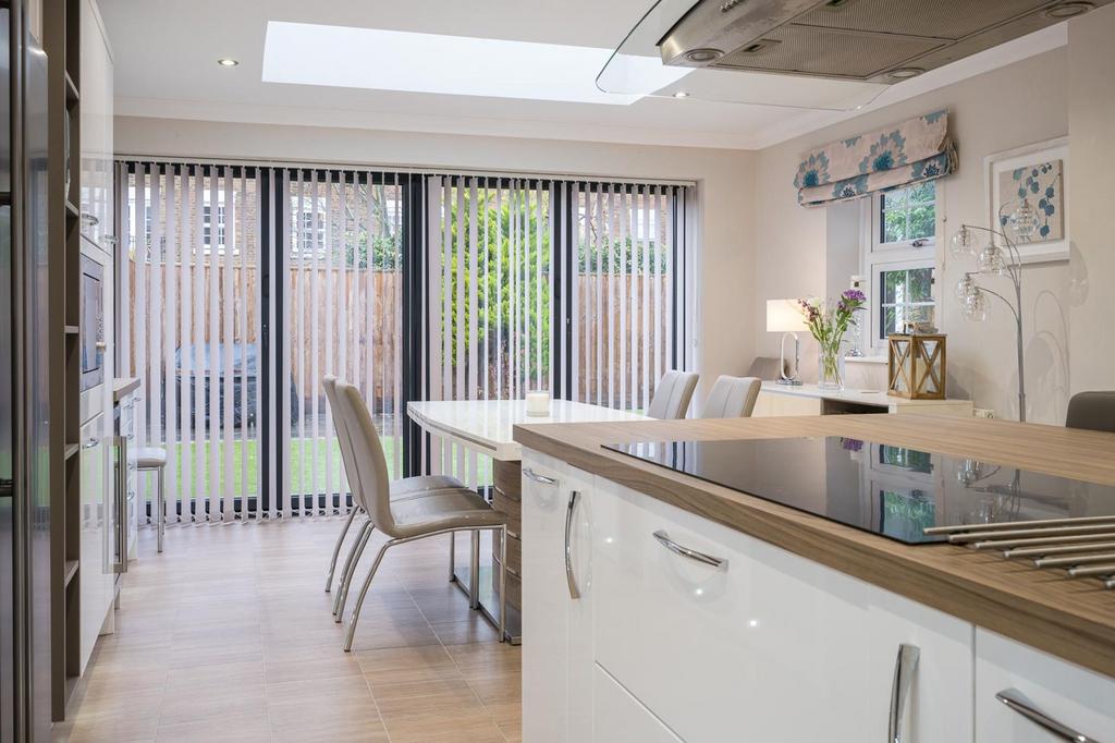 Maypole Drive, Kings Hill, ME19 5 bed property for sale £680,000