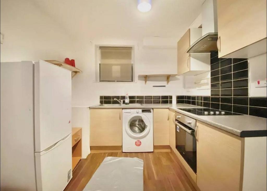 Studio flat to let in Sutton