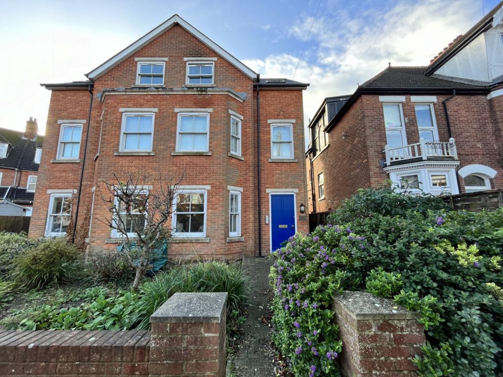 Kingsnorth Gardens, Folkestone, CT20 2 bed flat for sale £190,000