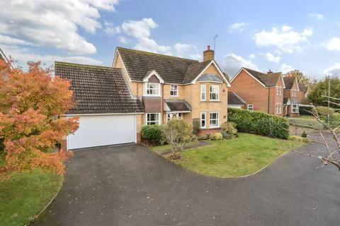 4 bedroom detached house to rent, Masons Way, Codmore Hill, Pulborough, RH20