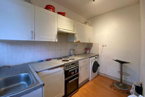 1a Robinhood Close, Mitcham, CR4 1JN