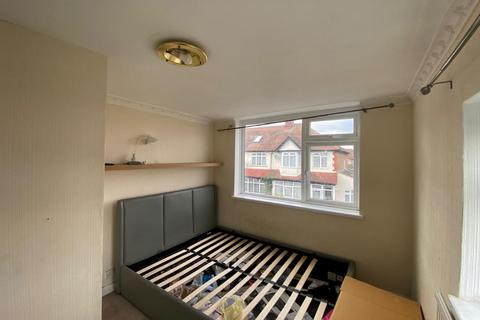 1a Robinhood Close, Mitcham, CR4 1JN