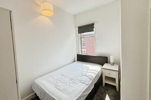 4 bedroom terraced house to rent, Kathleen Grove, Rusholme, M14