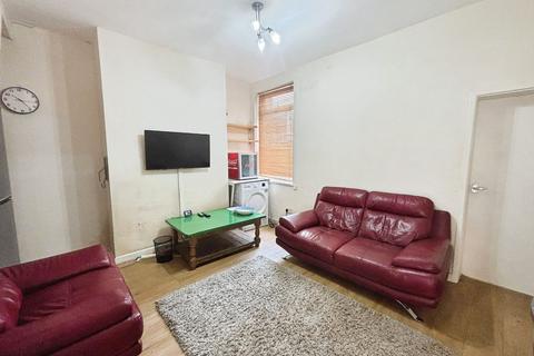 4 bedroom terraced house to rent, Kathleen Grove, Rusholme, M14