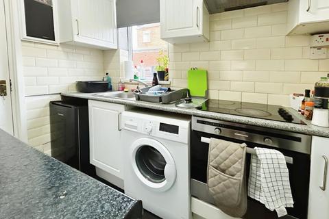 4 bedroom terraced house to rent, Kathleen Grove, Rusholme, M14